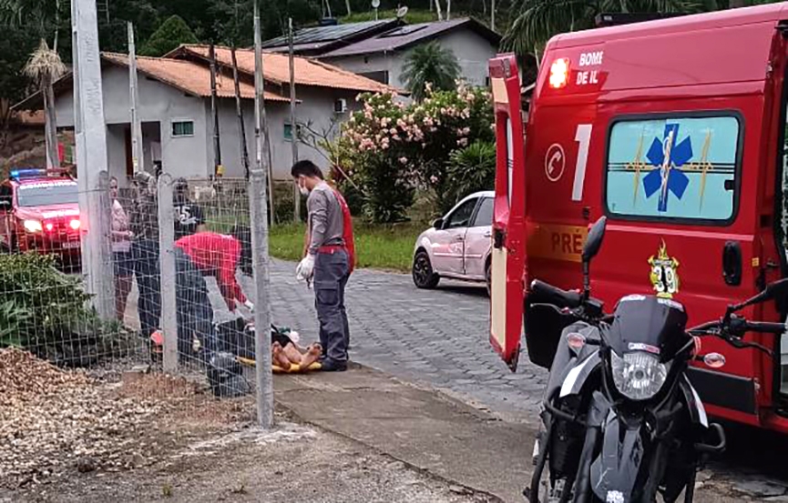 Carro e moto colidem e jovem fica ferido no Baú, em Ilhota