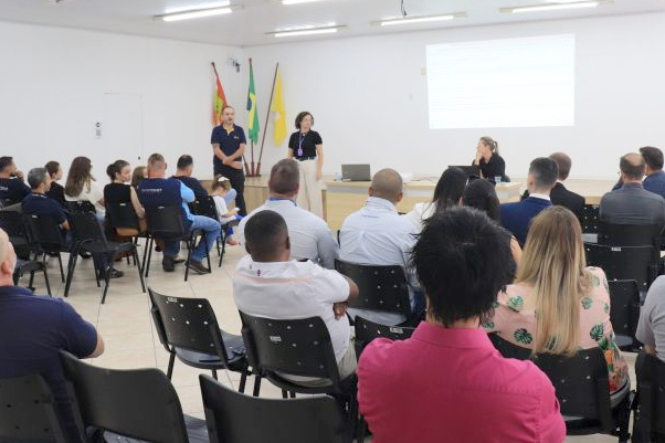 Procon define regras para empresas de telefonia eliminarem fios soltos em postes