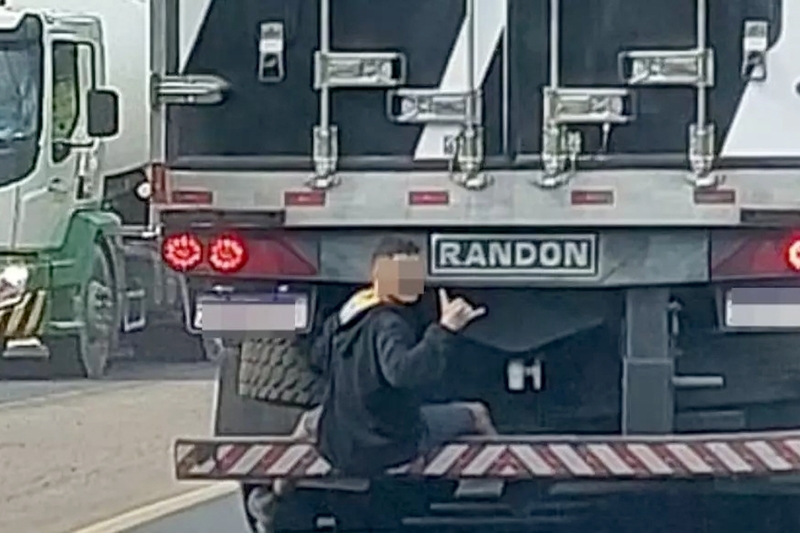 Jovem � flagrado sentado no para-choque de caminh�o em movimento na BR-470, em Blumenau