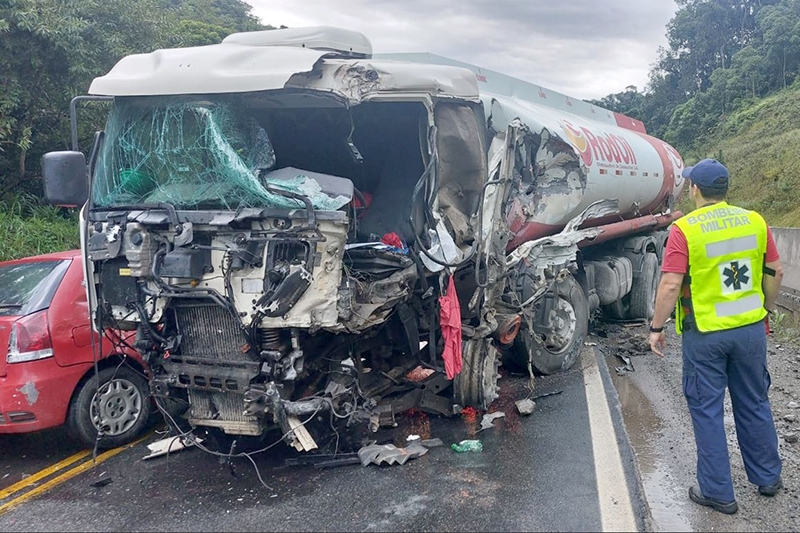 Colis�o envolvendo cinco ve�culos � registrada na BR-470, na divisa entre Gaspar e Blumenau