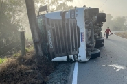 Tombamento de caminh�o deixa motorista ferido no Ba� Central, em Ilhota