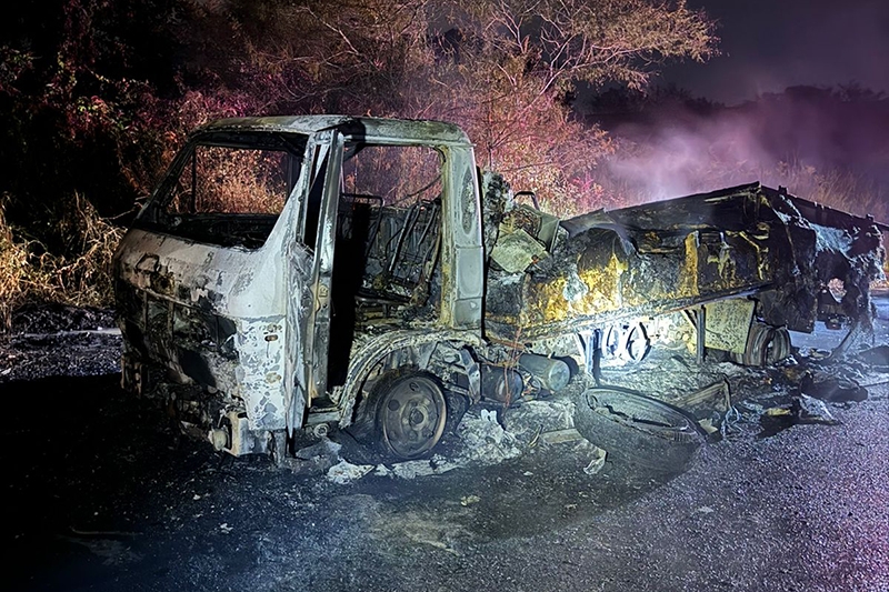 Caminhão que transportava laticínios é completamente destruído por incêndio na BR-470, em Ilhota