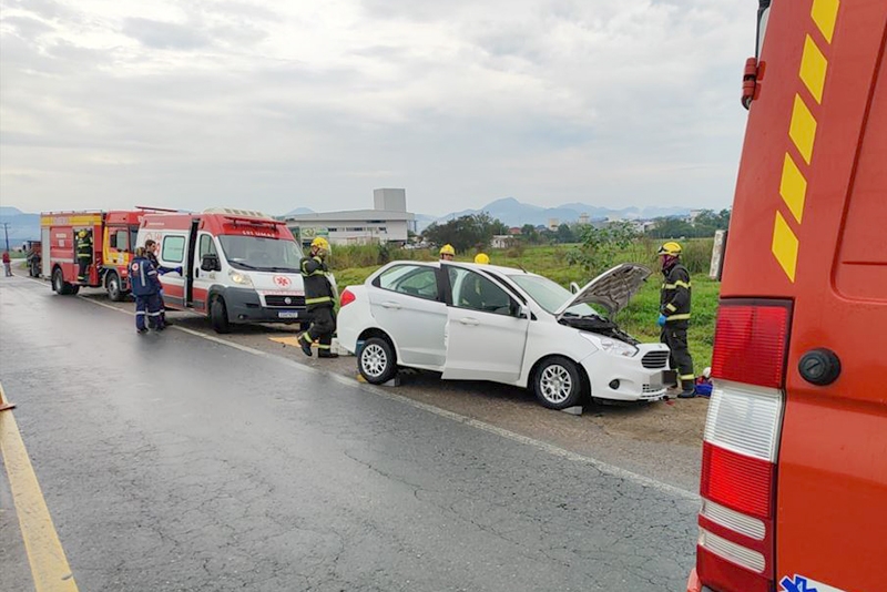 Colis�o entre carro e caminh�o deixa idosa gravemente ferida no Sete de Setembro, em Gaspar