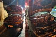 Carro pega fogo no Gasparinho e populares apagam chamas com mangueira de jardim