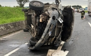 Van tomba ap�s acidente com carreta na BR-470, em Ilhota