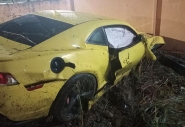 Motorista colide Camaro contra muro de empresa em Gaspar