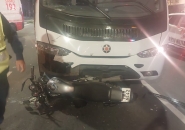 Homem fica inconsciente ap�s colis�o frontal entre moto e �nibus em Blumenau