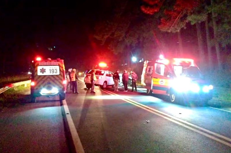 Acidente com tr�s carros mata homem e deixa nove pessoas feridas na BR-280, em SC