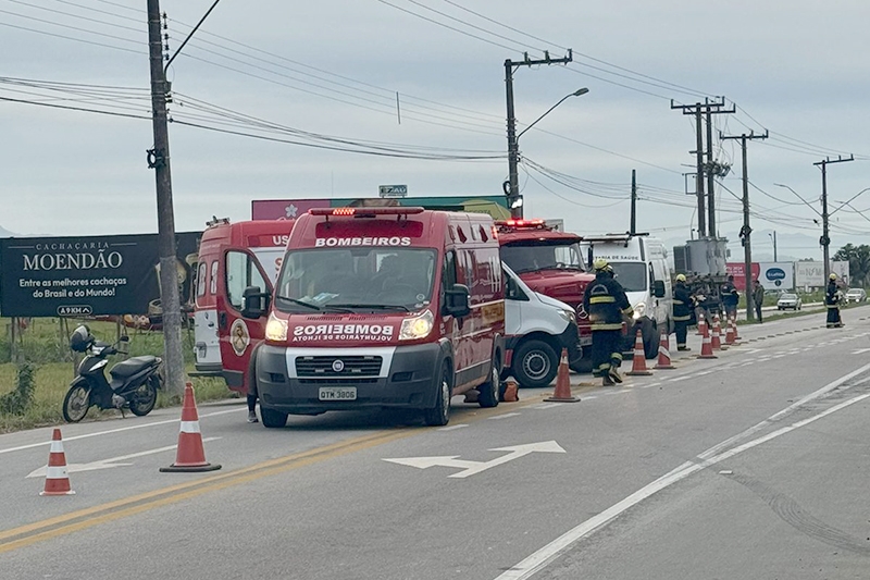 Colis�o seguida de atropelamento deixa duas pessoas feridas na Jorge Lacerda, em Ilhota