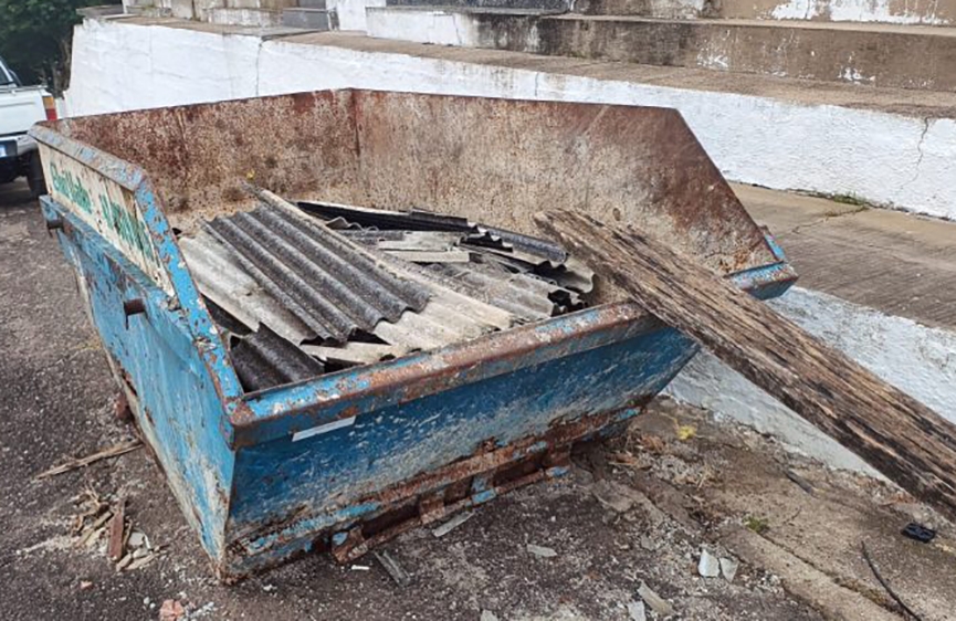 Coletores do cemitrio de Gaspar so usados de forma indevida para descarte de restos de construo civil