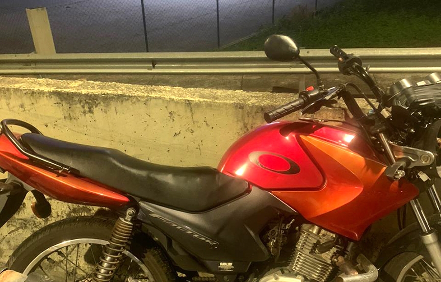 Homem fica desorientado após colidir moto e cair de viaduto em Blumenau