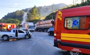 Colis�o frontal entre carro e caminh�o deixa homem ferido na Ivo Silveira, em Gaspar