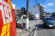 Jovem colide carro contra poste na Avenida das Comunidades, em Gaspar