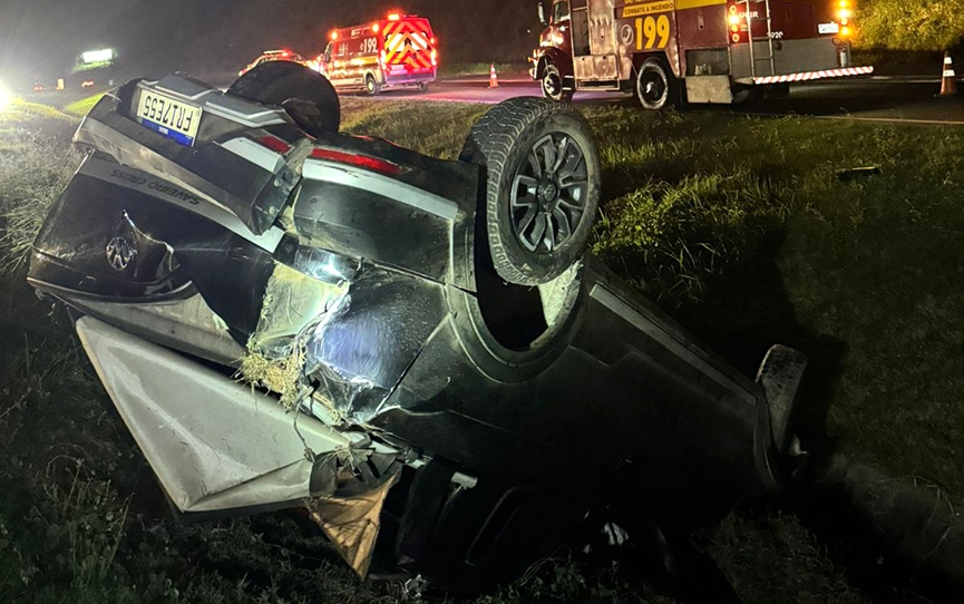 Carro e moto ficam destruídos e homem é hospitalizado após acidente na BR-470, em Gaspar