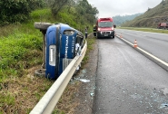 Carro capota na BR-470, em Ilhota