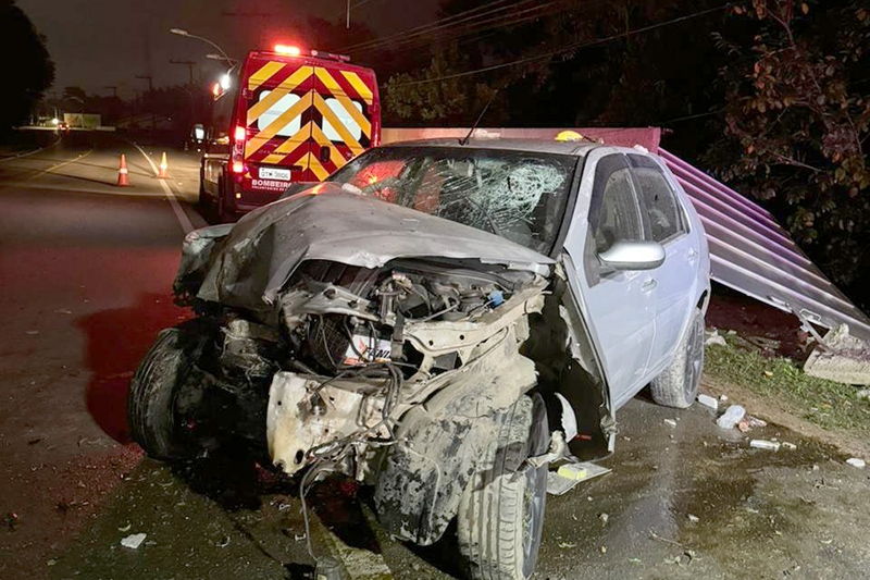 Carro colide contra poste na Rodovia Jorge Lacerda, em Ilhota
