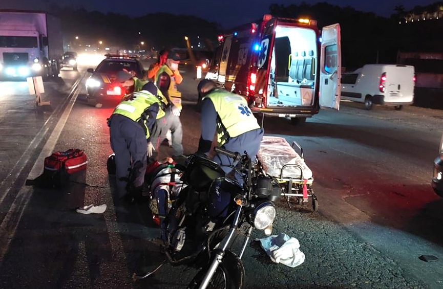 Colis�o entre duas motos deixa tr�s feridos na BR-470, em Blumenau