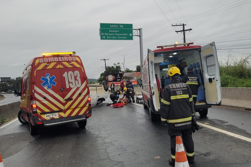 Colis�o seguida de capotamento envolve tr�s ve�culos na BR-470, em Gaspar