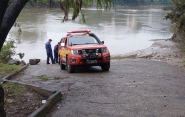 Corpo de mulher � encontrado boiando no rio Itaja�-A�u em Blumenau
