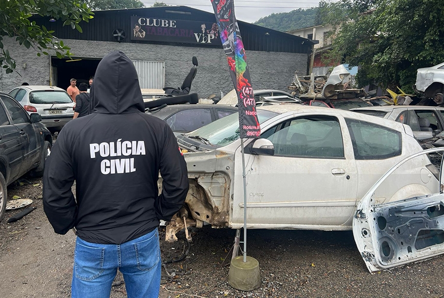 Tr�s homens s�o presos em ferro velho de Blumenau com pe�as de carro roubado em Navegantes