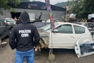 Tr�s homens s�o presos em ferro velho de Blumenau com pe�as de carro roubado em Navegantes