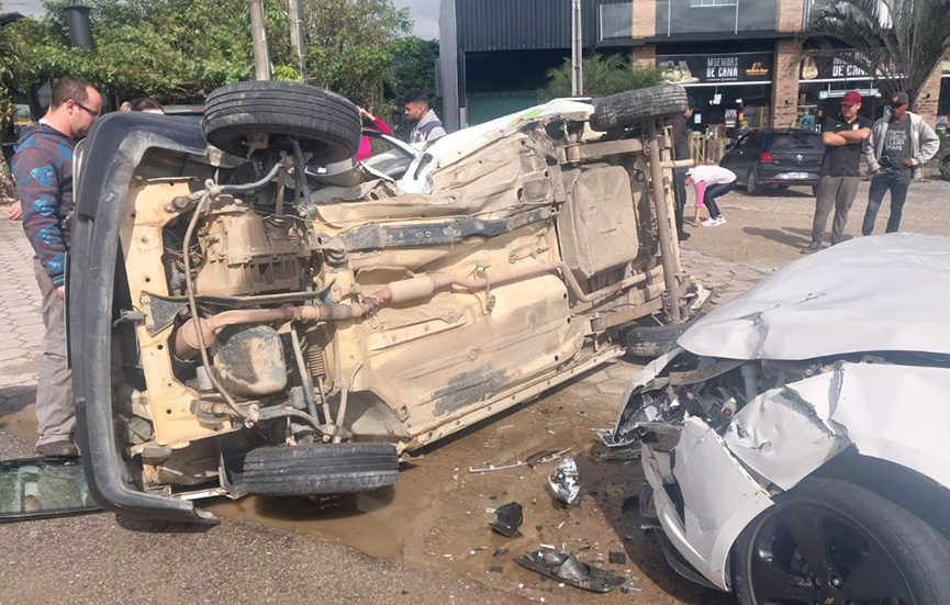 Colis�o seguida de capotamento deixa homem ferido na Jorge Lacerda, em Gaspar