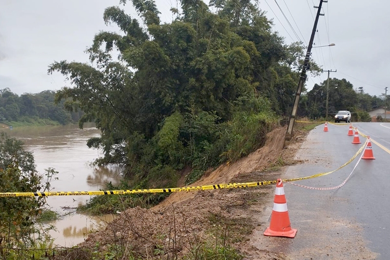 Deslizamento de terra deixa rua do bairro Lagoa em meia pista