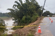 Deslizamento de terra deixa rua do bairro Lagoa em meia pista