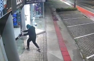 V�deo mostra homem arrombando loja no Centro de Ilhota