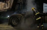Carreta pega fogo em p�tio de posto de combust�veis no Centro de Ilhota