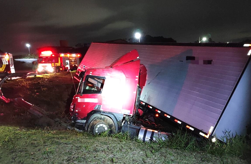 Motorista tem crise convulsiva e colide caminh�o contra rotat�ria na Ponte do Vale, em Gaspar