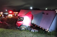 Motorista tem crise convulsiva e colide caminh�o contra rotat�ria na Ponte do Vale, em Gaspar