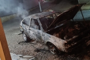 Carro � completamente destru�do por inc�ndio em Ilhota; casa e outro ve�culo quase foram atingidos