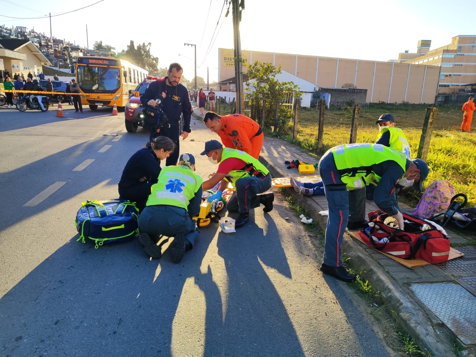 Queda de bicicleta deixa mulher e crian�a feridas em Gaspar; ela bateram em uma cerca