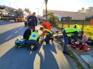 Queda de bicicleta deixa mulher e crian�a feridas em Gaspar; ela bateram em uma cerca