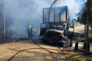 Caminh�o carregado com sof�s pega fogo no bairro Coloninha, em Gaspar