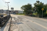 Ponte da rua Arthur Poffo, no Santa Terezinha, fica em meia pista aps danos estruturais