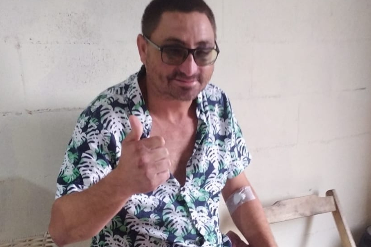 Ciclista espancado por ciganos em Gaspar recebe alta e aguarda cirurgia no rosto