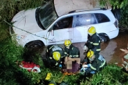 Motorista perde controle de direo e carro cai em ribanceira de 10 metros em Gaspar