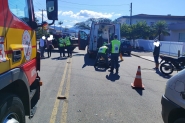 Mulher  hospitalizada aps acidente entre moto e furgo na rua Itaja, em Gaspar