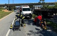 Homem cai de moto e fica ferido aps carro cortar sua frente em Ilhota