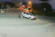 Vdeo mostra homem sendo projetado por cima de carro em acidente em Ilhota