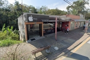 Rua do Centro de Gaspar  interditada para remoo de entulhos de construo demolida