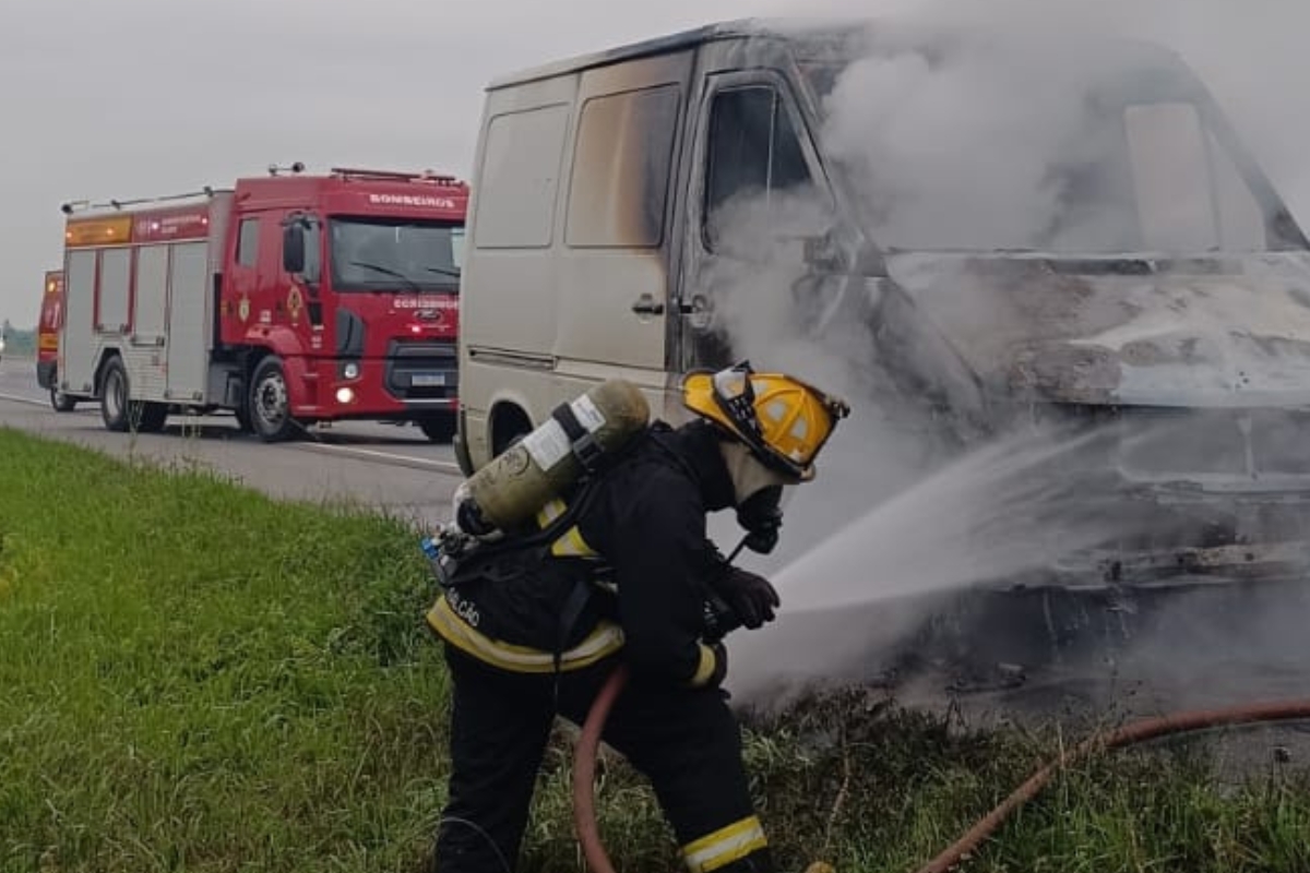 Furgo pega fogo na BR-470 e novo caminho de combate a incndio de Ilhota atende primeira ocorrncia