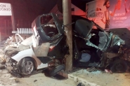 Batida violenta contra poste dobra carros ao meio, mas ocupantes sobrevivem em Timb