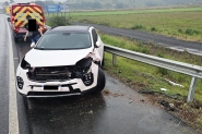 Carro sai da pista e colide contra guard rail na BR-470, em Ilhota