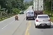 Homem em cadeira de rodas  flagrado ultrapassando carros em rodovia de Joinville