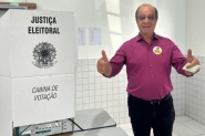 Candidato Celso Zuchi vota em escola do bairro Bateias, em Gaspar