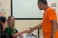 Candidato a prefeito Ednei de Souza vota em escola do Gasparinho