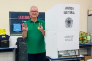 Candidato Paulo Koerich vota em escola do bairro Gaspar Grande